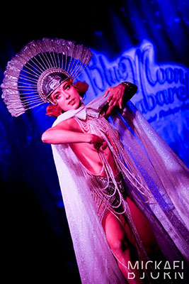 Impression of tYazz Dancer at he 14th edition of the Blue Moon Cabaret at the Blue Collar Hotel in Eindhoven - the Decadent Burlesque Soirée is produced by Boudoir Noir Production