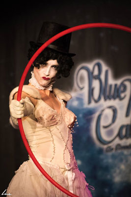 Deena ray at The Blue Moon Cabaret in eindhoven / the decadent burlesque soiree