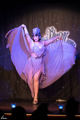 Xarah von den Vielenregen at The Blue Moon Cabaret in eindhoven / the decadent burlesque soiree