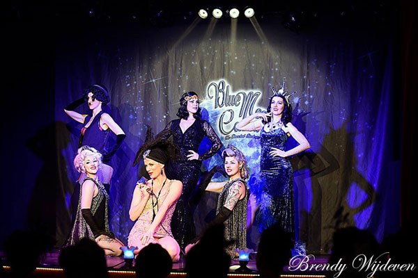 Deena Ray, fraulein Frauke and Xarah von den Vielenregen at The Blue Moon Cabaret in eindhoven / the decadent burlesque soiree