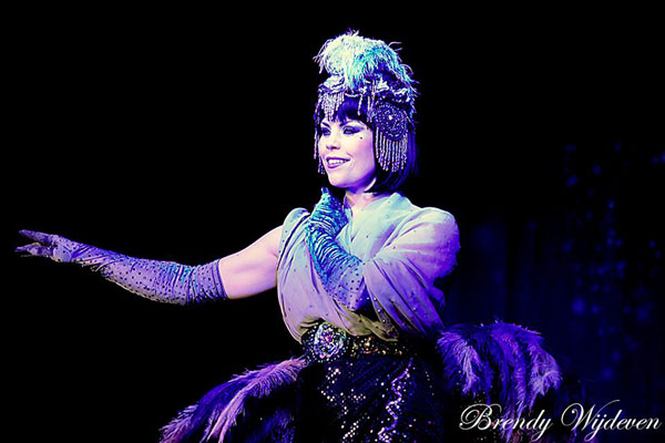 Xarah von den Vielenregen at The Blue Moon Cabaret in eindhoven / the decadent burlesque soiree