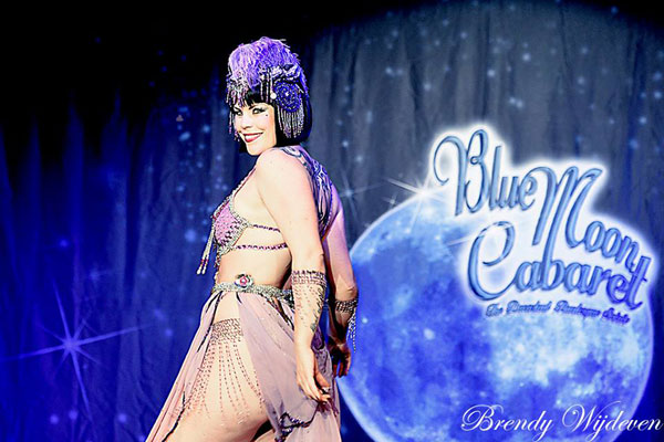 Xarah von den Vielenregen at The Blue Moon Cabaret in eindhoven / the decadent burlesque soiree