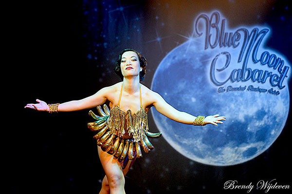 Boudoir Noir presents The Blue Moon Cabaret in Eindhoven - the decadent burlesque soiree 