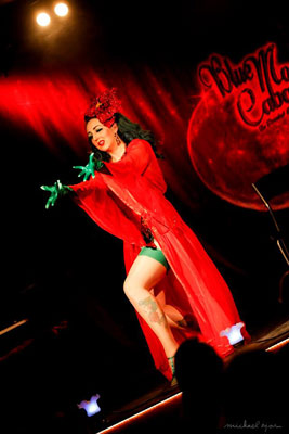 boudoir noir presents the blue moon cabaret in eindhoven - the decadent burlesque soiree